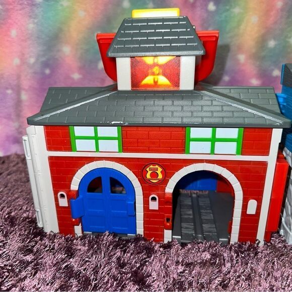 Thomas and friends SODOR ENGINE & RECUE STATION play set - Picture 3 of 10